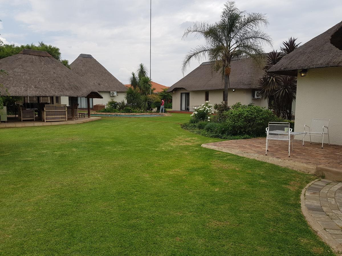 12 On Vaal Drive Guesthouse Vanderbijlpark Exterior photo