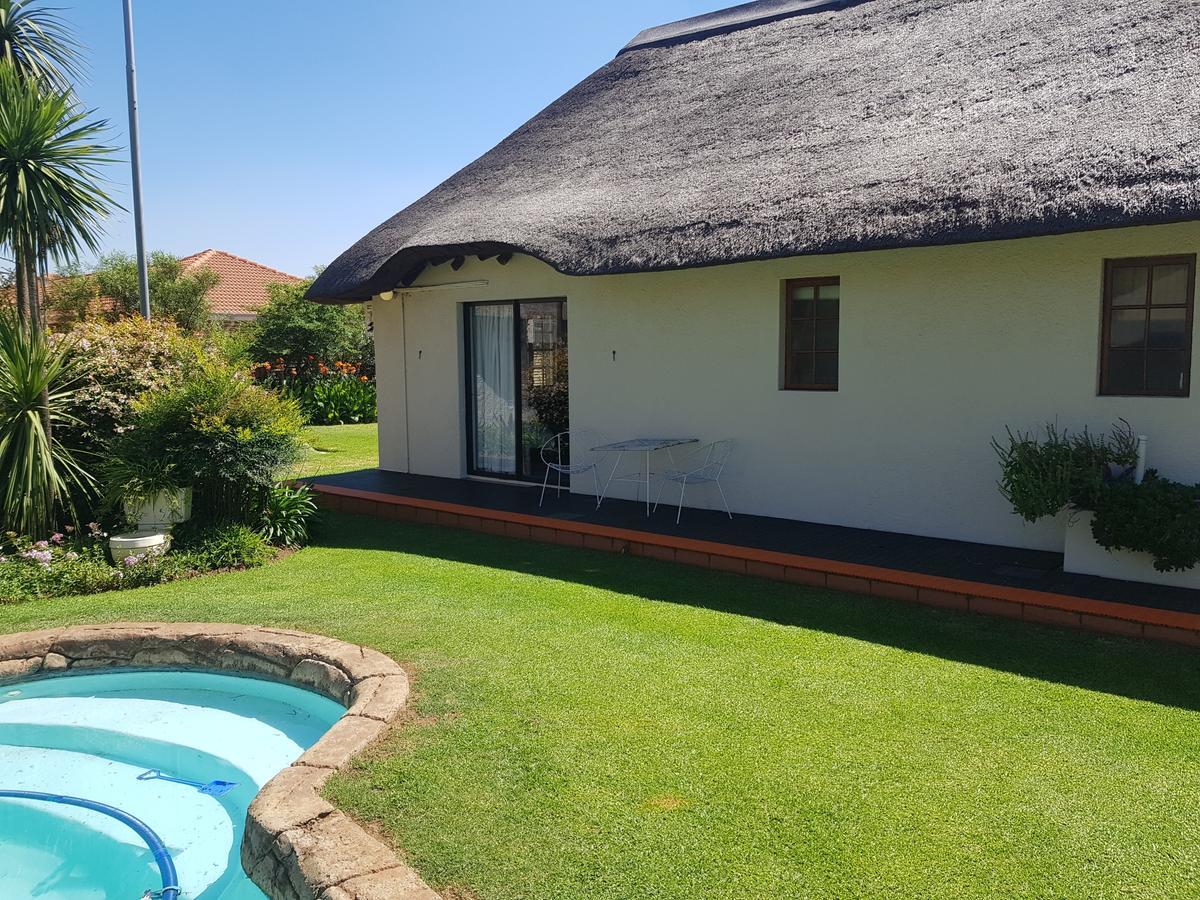 12 On Vaal Drive Guesthouse Vanderbijlpark Exterior photo