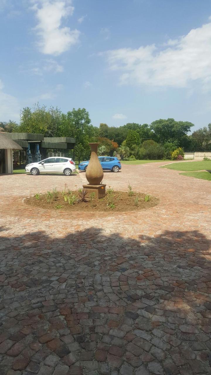 12 On Vaal Drive Guesthouse Vanderbijlpark Exterior photo