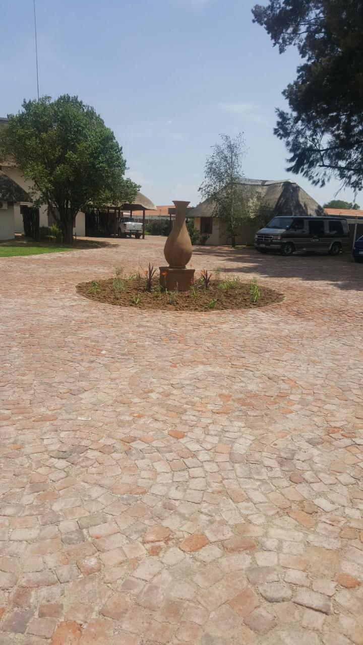 12 On Vaal Drive Guesthouse Vanderbijlpark Exterior photo